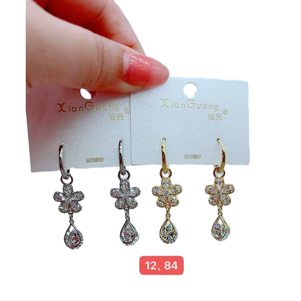 Holding four pairs of flower water drop earrings, silver and gold bicolored crystal stones set with 925 silver needle antique style earrings Item Picture