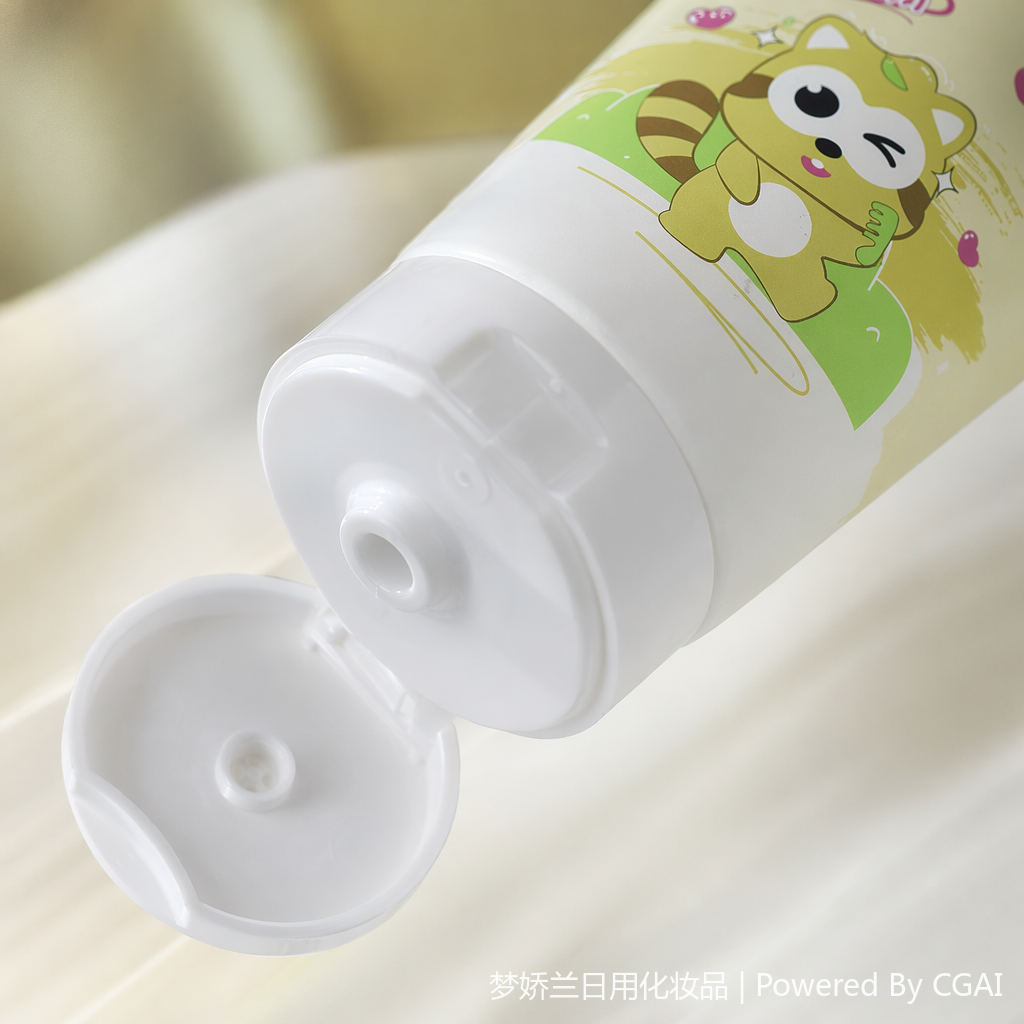 The Coati Little Raccoon children's light yellow hair conditioner tube contains peach leaf extract, which is light, soft and smooth Application Scenario