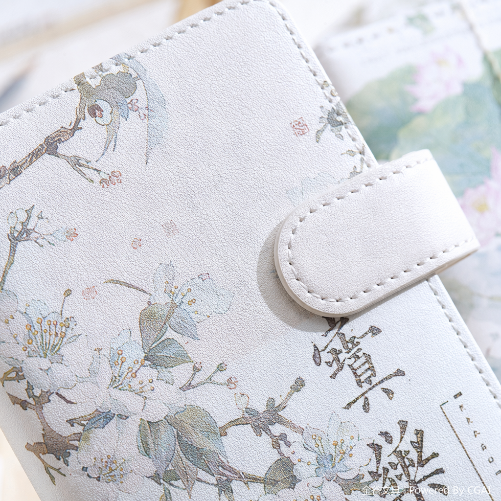 Jingu Stationery's Chinese Style series features a magnetic buckle leather cover with a white ink-wash flower cover and color inner pages, measuring 12.4×16.8cm and having 112 pages Application Scenario