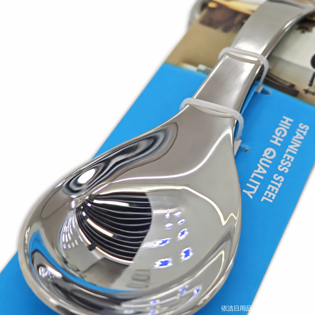 304 stainless steel soup spoon, smooth mirror surface for easy cleaning, one-piece molding for strong and durable! Proficient in ladling soup, serving porridge, separating oil and scooping noodles, a great helper in the kitchen! Application Scenario