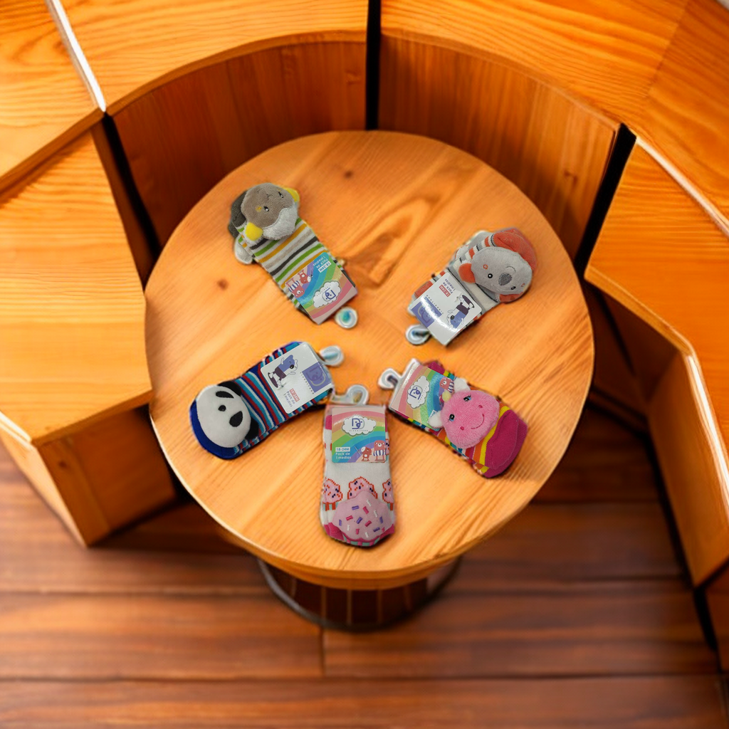 Children's socks are pure cotton, breathable, comfortable and come in a variety of styles. Baby cotton socks Item Picture