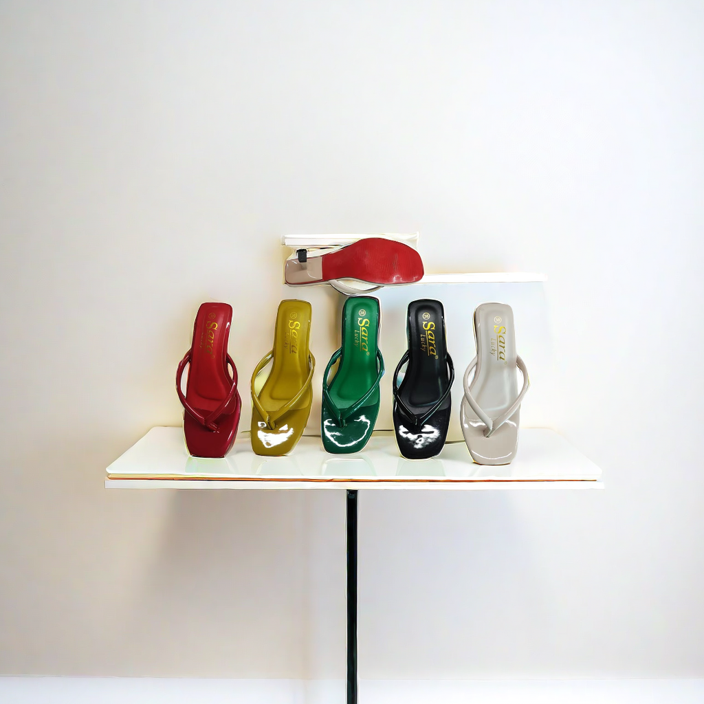 Women Wear Flat Sandals In The Summer details Picture