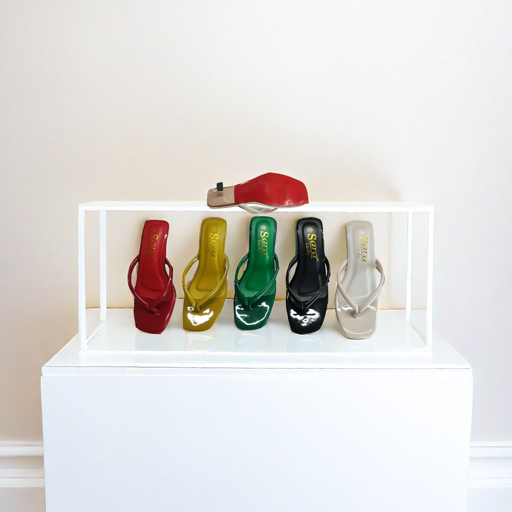 Women Wear Flat Sandals In The Summer Application Scenario