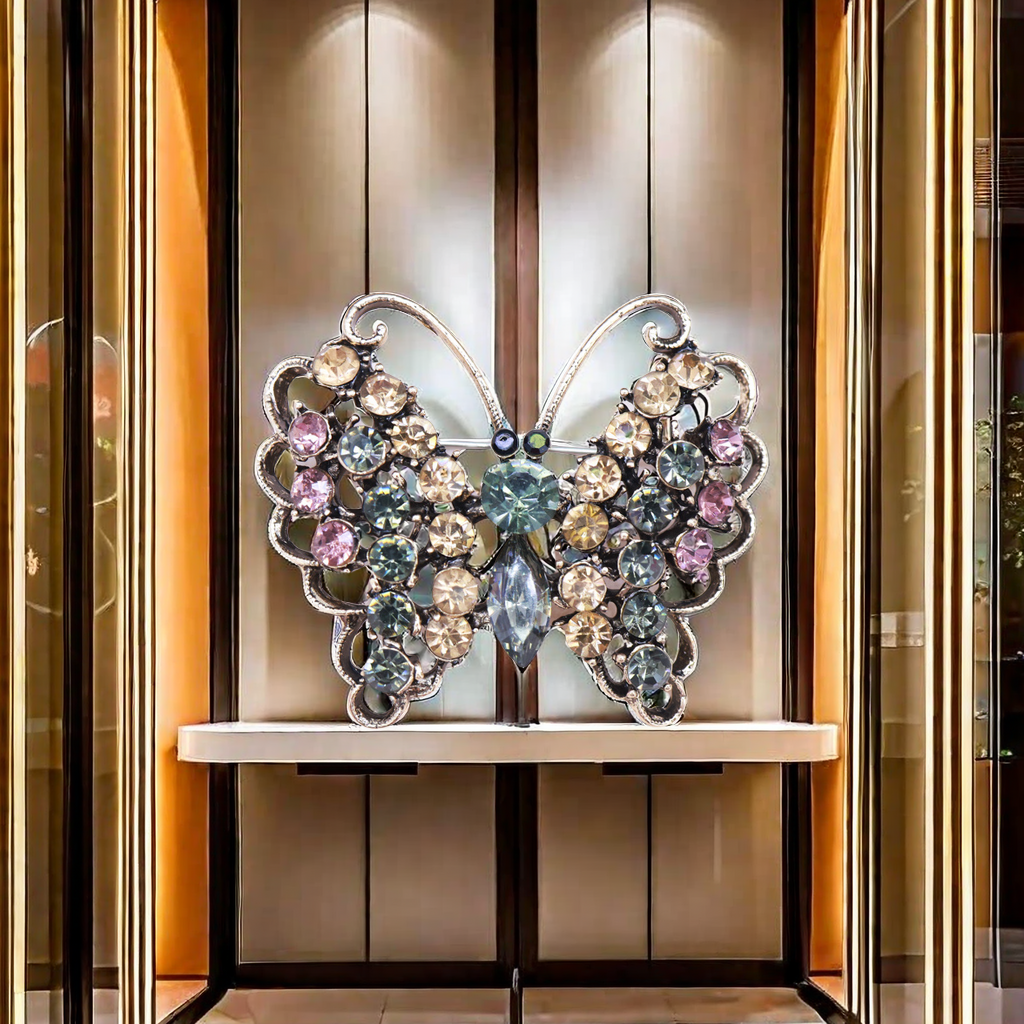 A retro golden butterfly-shaped large brooch, a fashionable, individual and elegant lady's accessory, is exquisite and graceful
