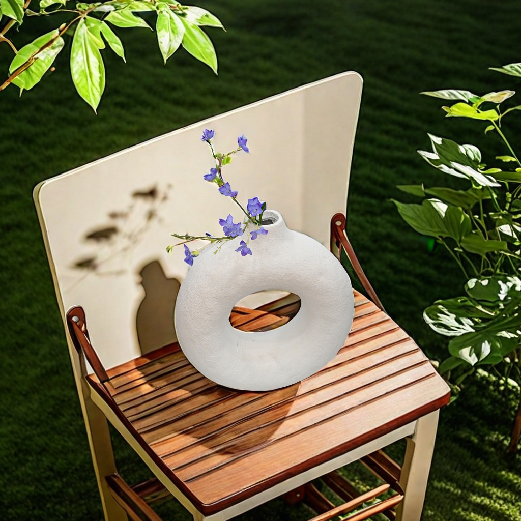 The 2024 new donut-shaped magnesium oxide vase is a fashionable home decoration with a unique design and strong artistic sense. It is an irregular-shaped vase