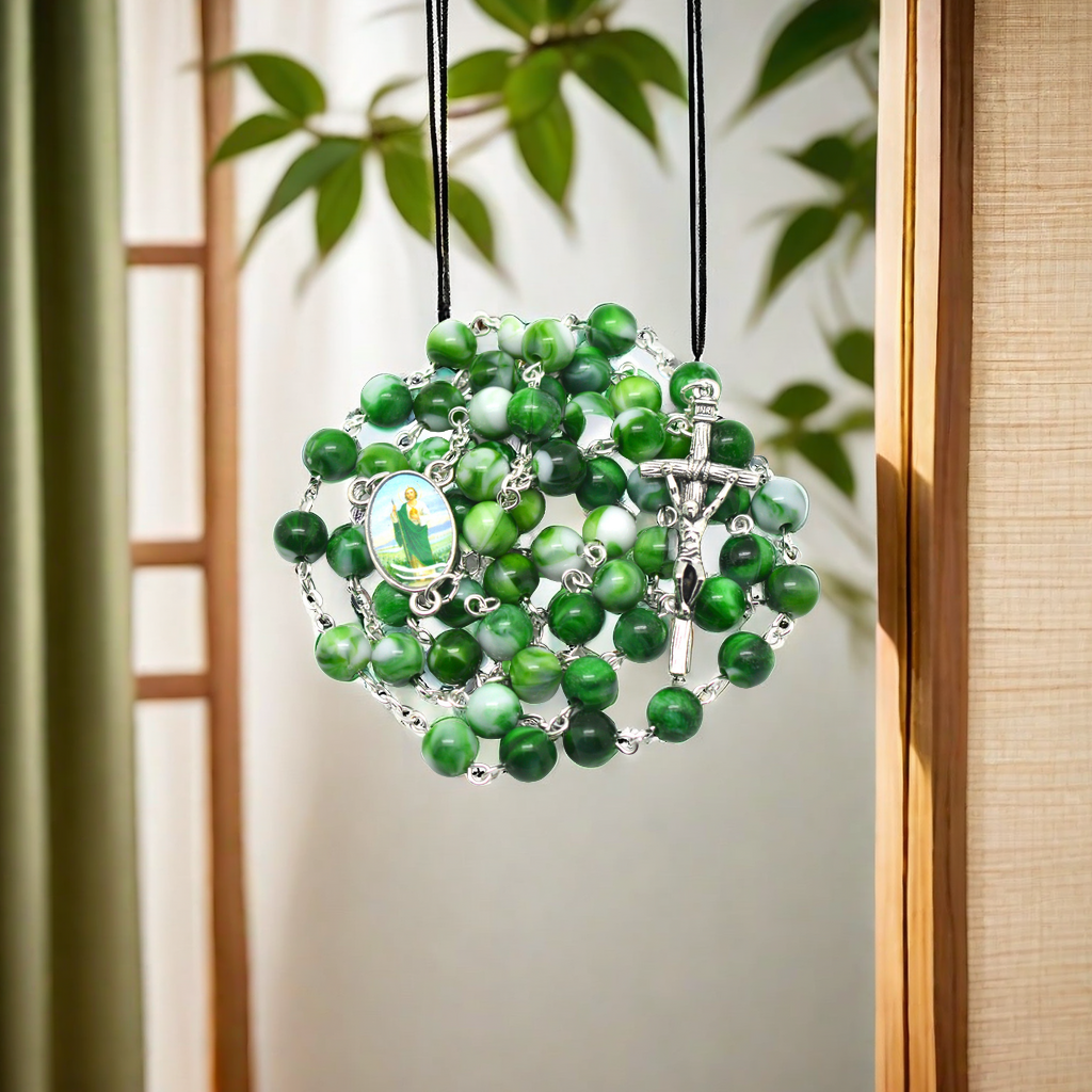 The green acrylic curved needle design necklace is a fashionable and trendy accessory. It is simple and individual jewelry made of eco-friendly materials, light and comfortable details Picture