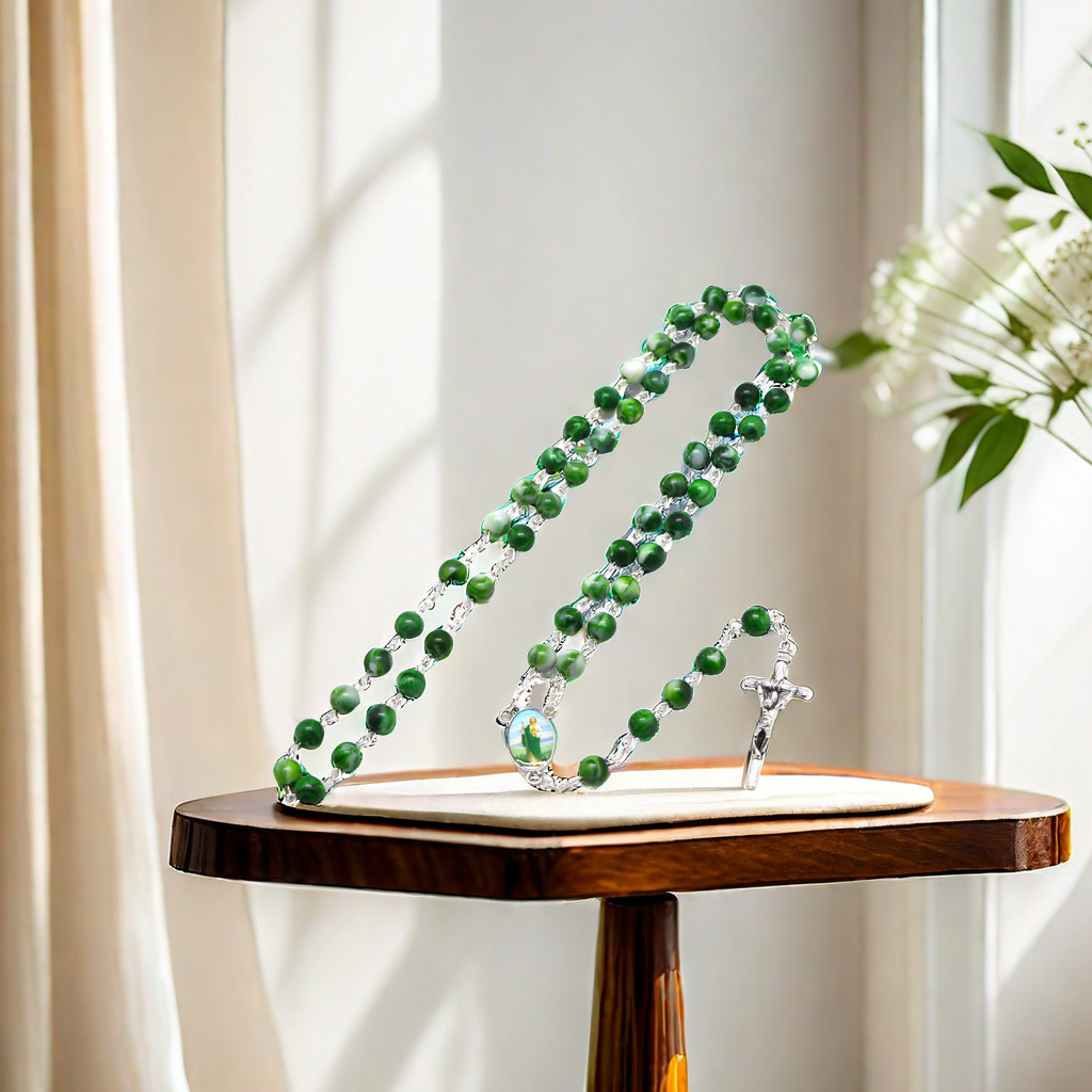 The green acrylic curved needle design necklace is a fashionable and trendy accessory. It is simple and individual jewelry made of eco-friendly materials, light and comfortable Specification image