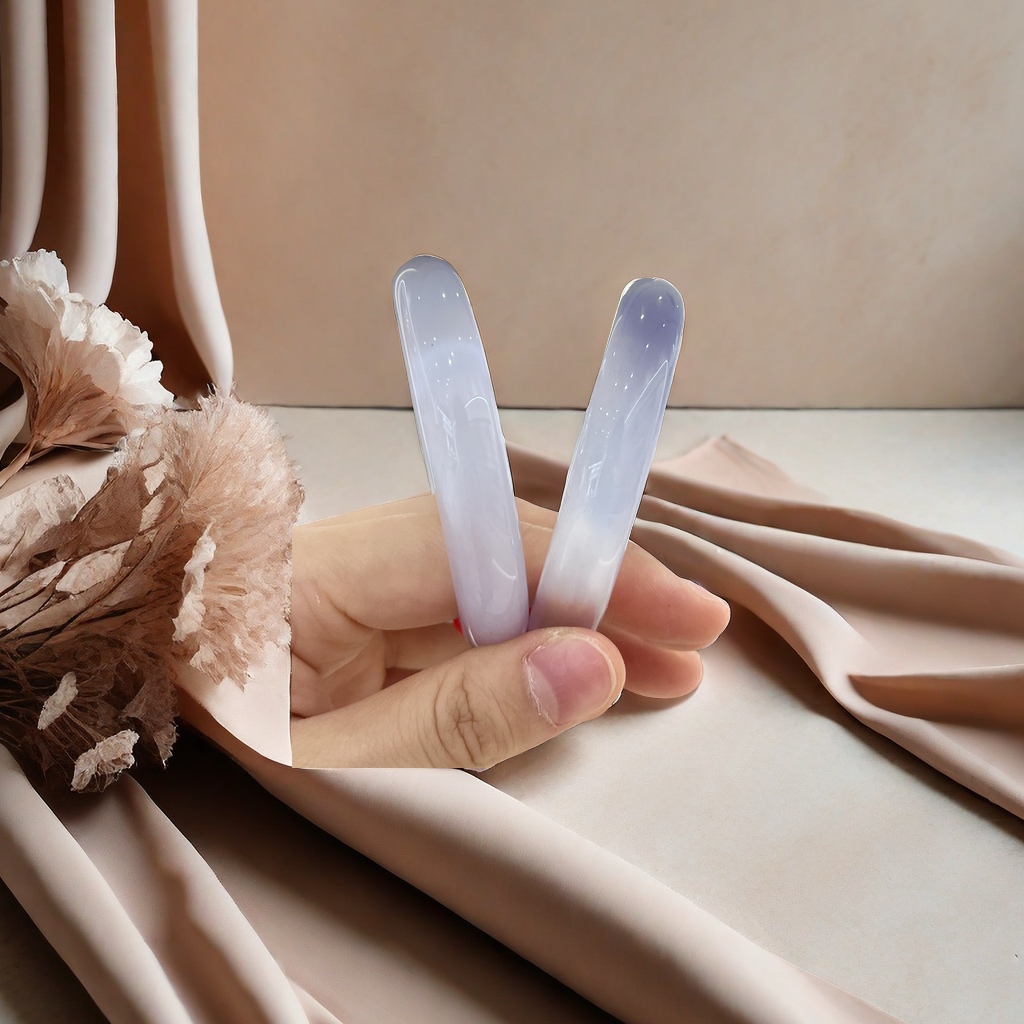 The cat's eye bracelet is icy and transparent, elegant and fair. The dazzling light in each frame is different under different lighting conditions, lively and mysterious. Bracelet, bracelet, bracelet, bracelet, bracelet, bracelet, jade bracelet