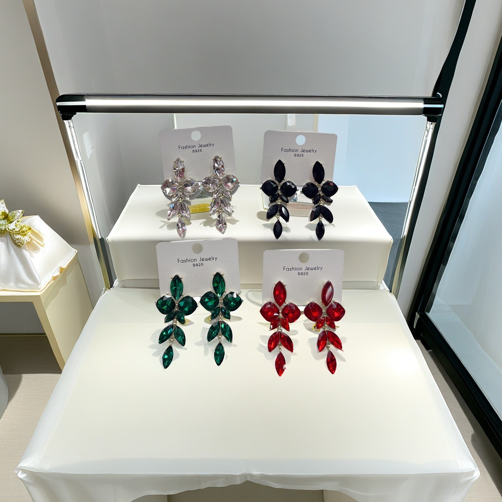 璀璨钻石耳环 时尚简约耳饰 女士精致耳环 高级感耳环 美人必备耳环细节图