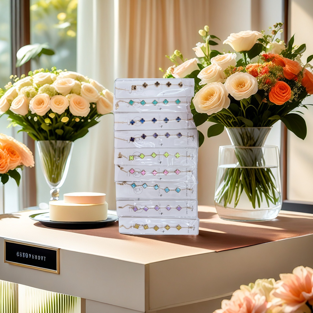 纯银幸运四叶草手链 时尚女士饰品 简约设计 精致礼盒包装 高级感满满