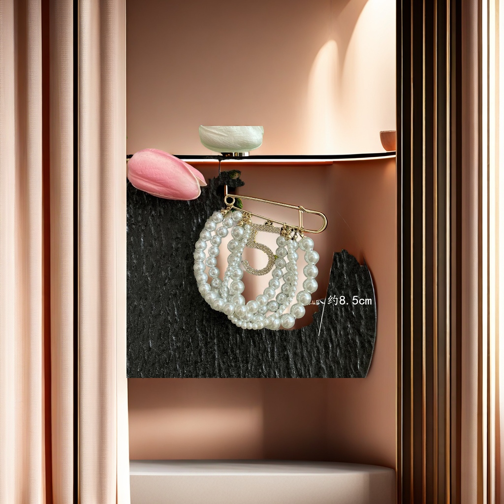 Fashionable chanel-style pearl brooches, exquisite ladies' decorative items, high-end and elegant brooches, simple, grand and refined accessories