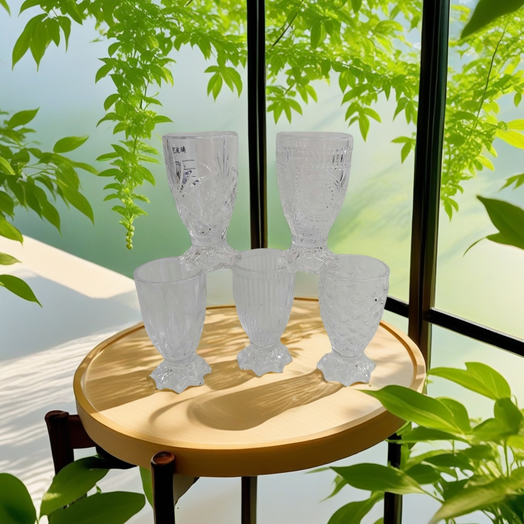 Glass liquor cups, spirits cups, one-sipped cups, small cups details Picture
