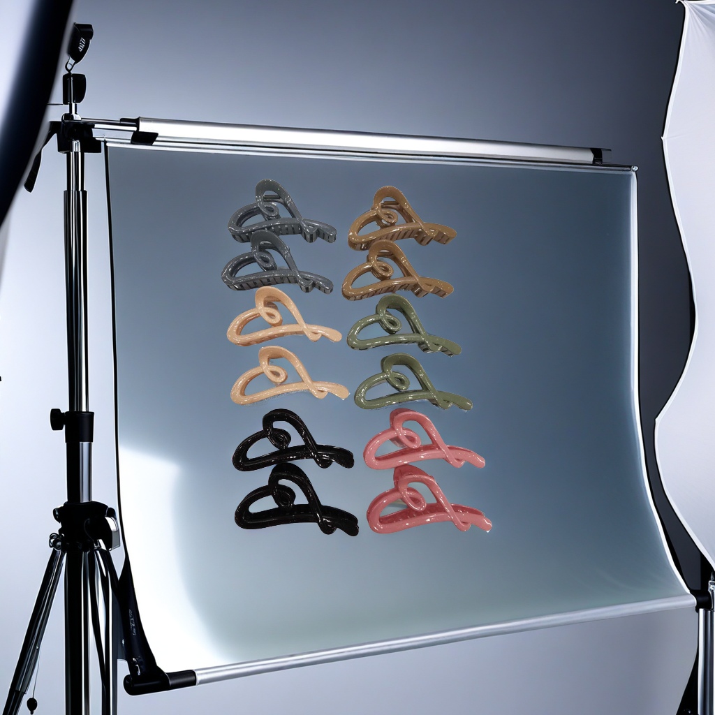 The 12 cm large scratch-off clip is available in 6 colors. It is a simple and fashionable hair accessory in a light pink color for women Item Picture