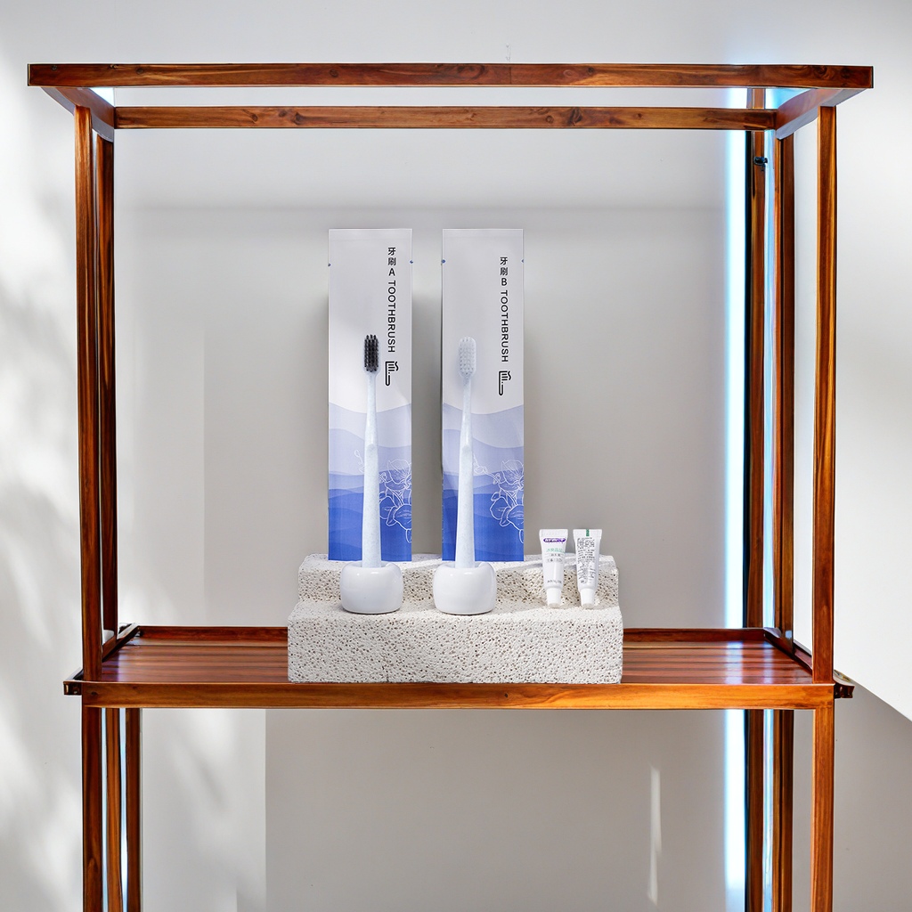 Shantou high-end hotel disposable toiletries set, orchid stone paper bag toothbrush comb, hotel room current supplies Disposable hotel supplies set, complete set clean and convenient Application Scenario