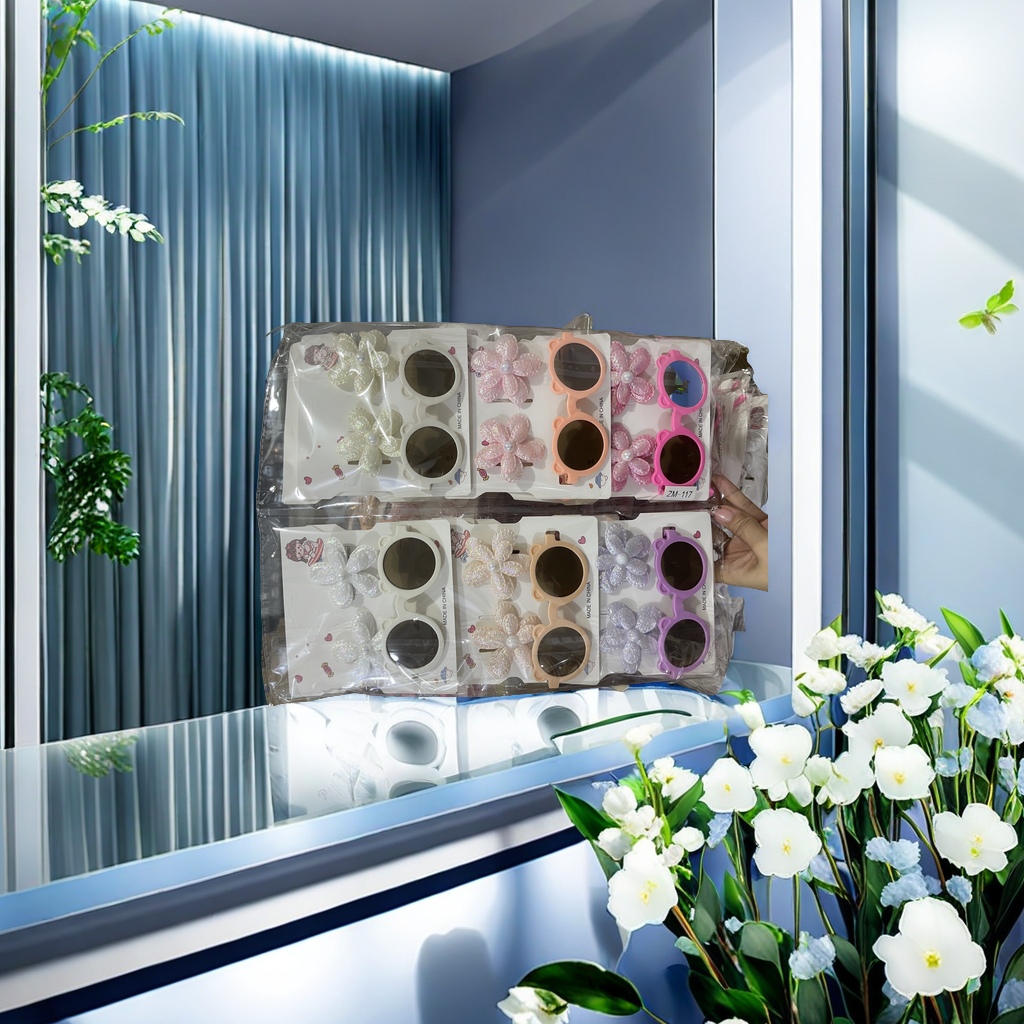 Long-lasting and non-fading eyeshadow cream, with both pearlescent and matte effects, can be applied with just one scan, easily creating a charming eye makeup look details Picture