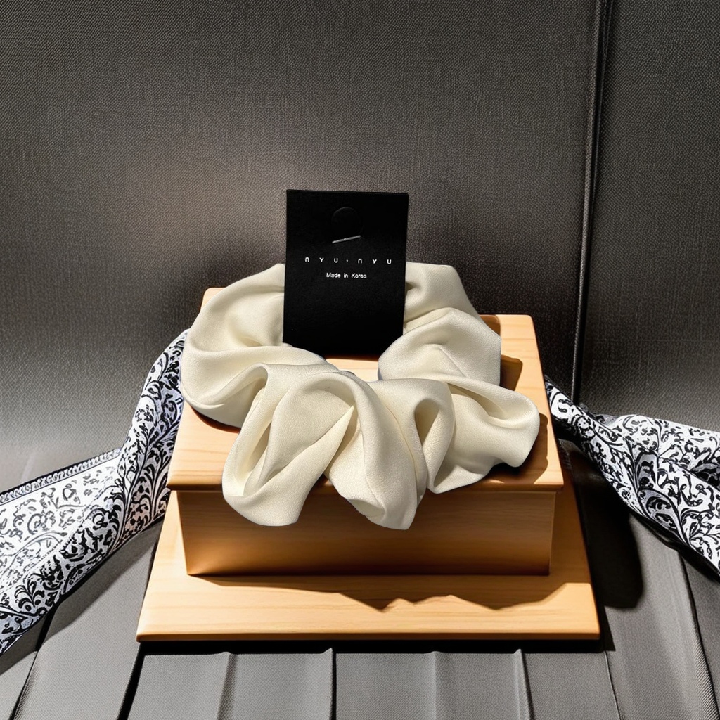 The elegant and refined Dongdaemun from South Korea features a cream-textured satin large headband, a simple and versatile hair tie, hair accessories, and a fashionable and trendy scarf for women details Picture