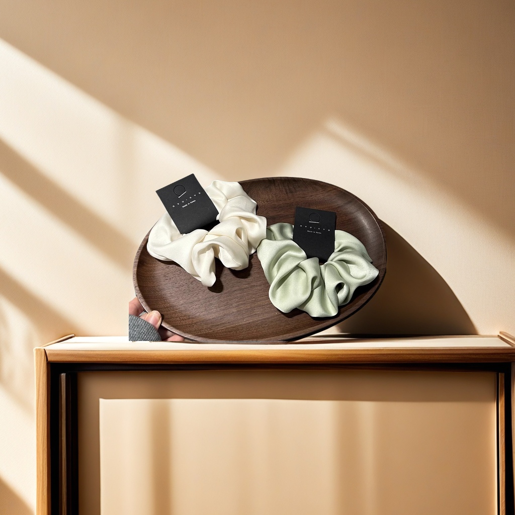 The elegant and refined Dongdaemun from South Korea features a cream-textured satin large headband, a simple and versatile hair tie, hair accessories, and a fashionable and trendy scarf for women Application Scenario