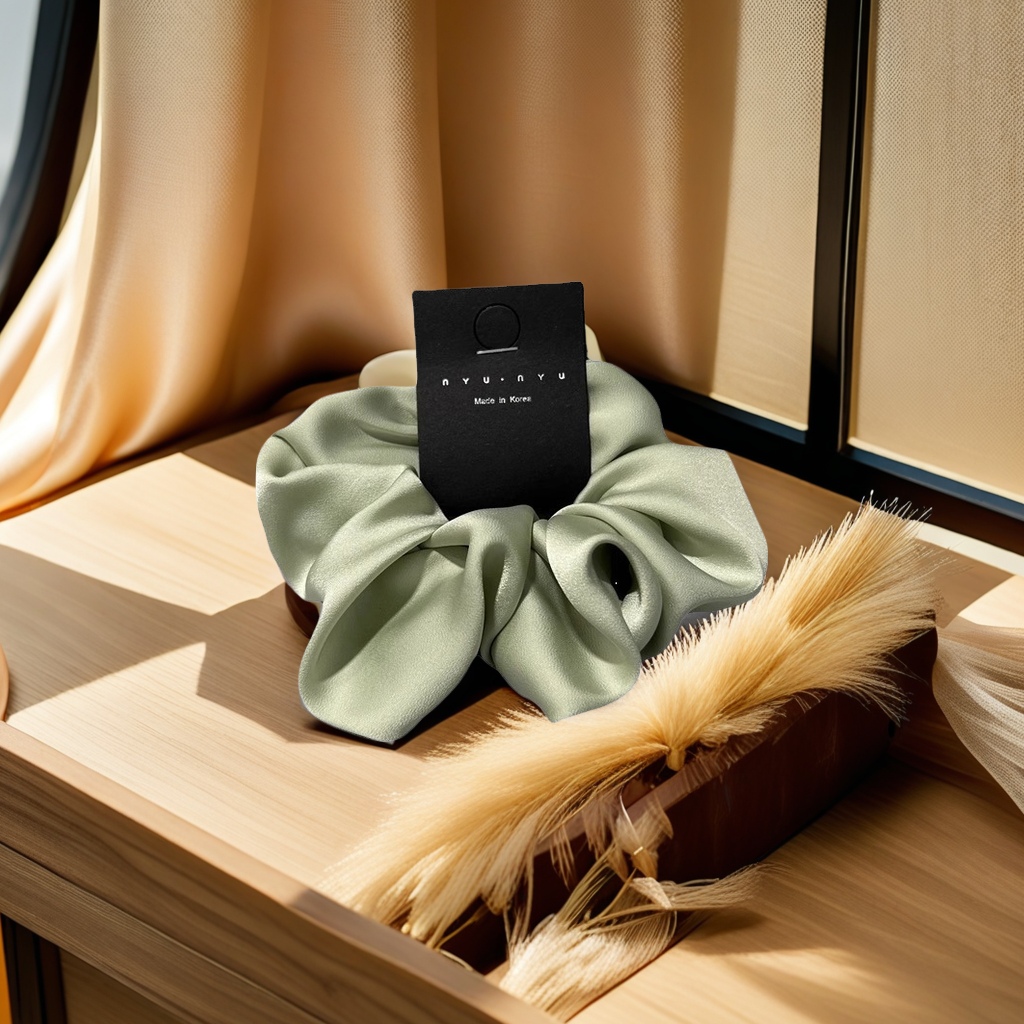 The elegant and refined Dongdaemun from South Korea features a cream-textured satin large headband, a simple and versatile hair tie, hair accessories, and a fashionable and trendy scarf for women Item Picture