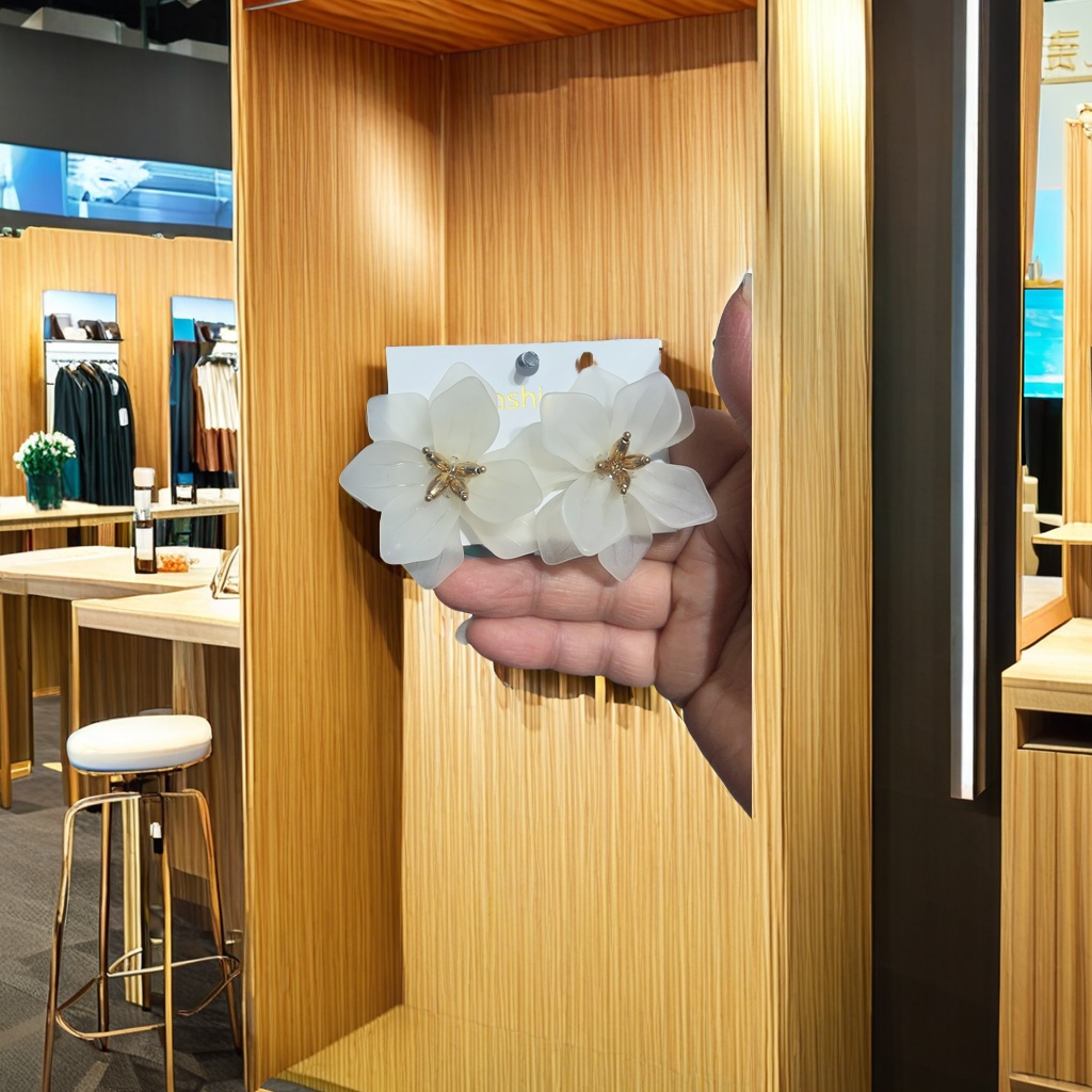 璀璨闪耀水晶饰品 精致手工制作 时尚女士首饰 独特设计吸引眼球 适合各种场合佩戴