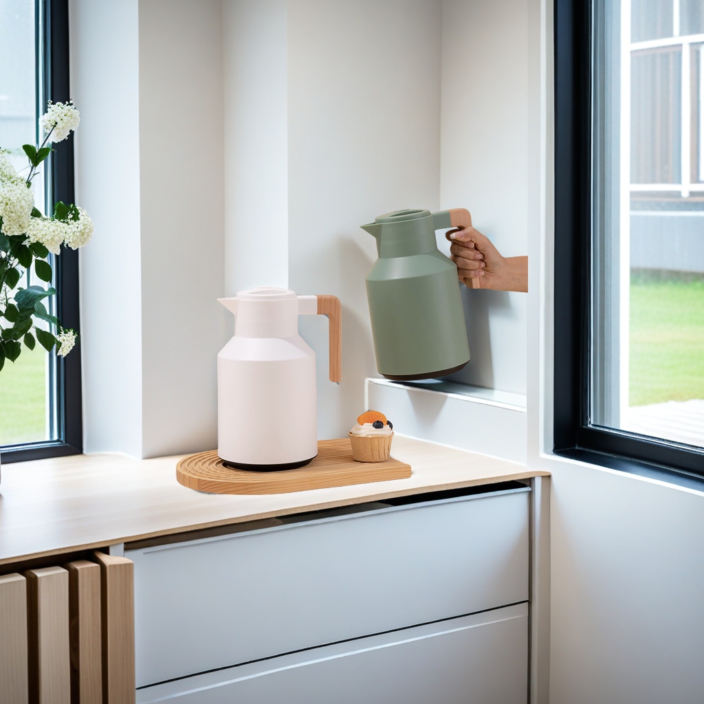 Nordic style large-capacity 1L household insulated water bottle with glass inner liner, hot water thermos, coffee pot, high-quality insulated bottle, long-lasting heat preservation, practical and convenient Application Scenario