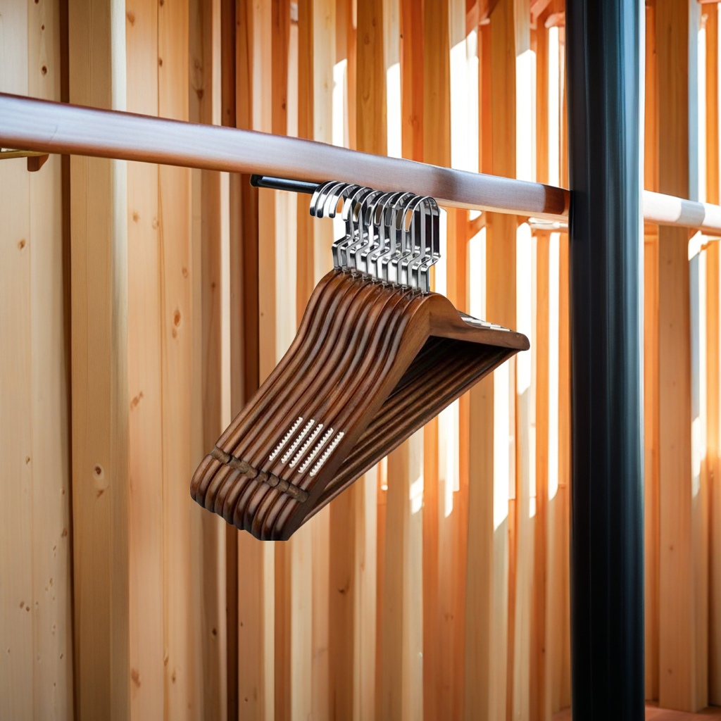 实木衣架木质白底实物图