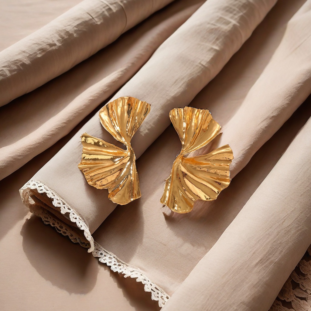 European and American cross-border punk style ginkgo leaf golden stud earrings for women, fashionable and trendy leaf pleated earrings, flaky flower decorative earrings Specification image