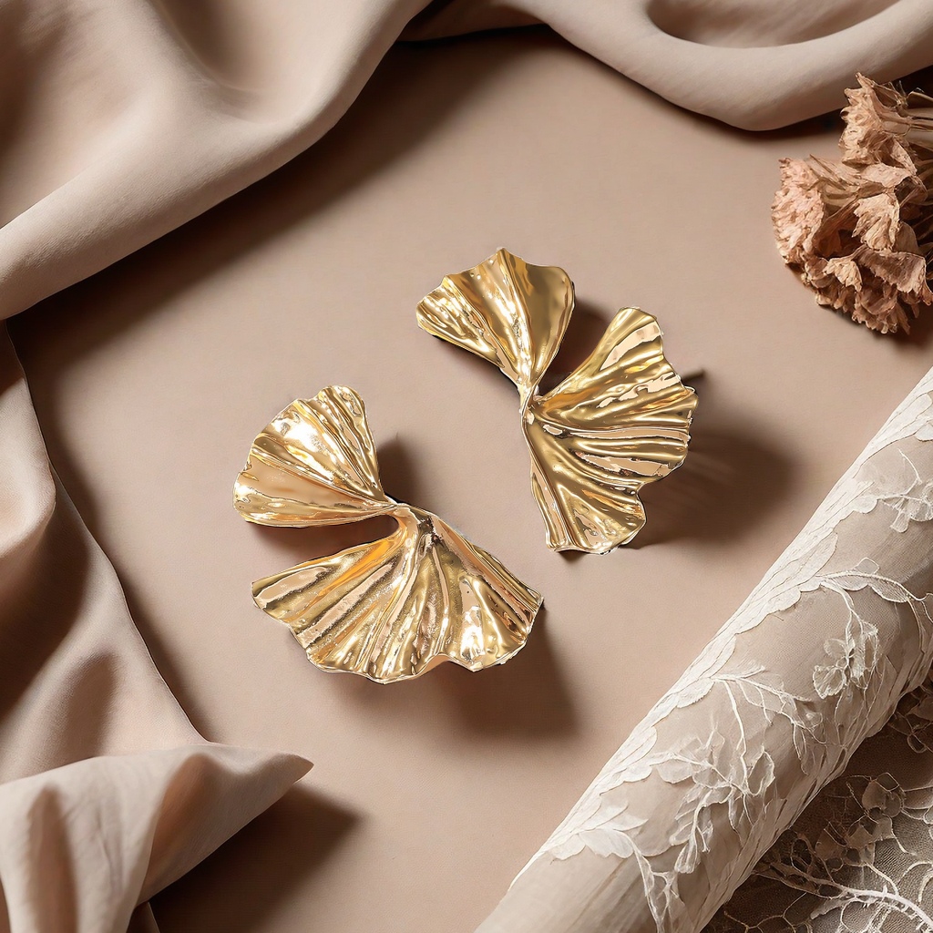 European and American cross-border punk style ginkgo leaf golden stud earrings for women, fashionable and trendy leaf pleated earrings, flaky flower decorative earrings