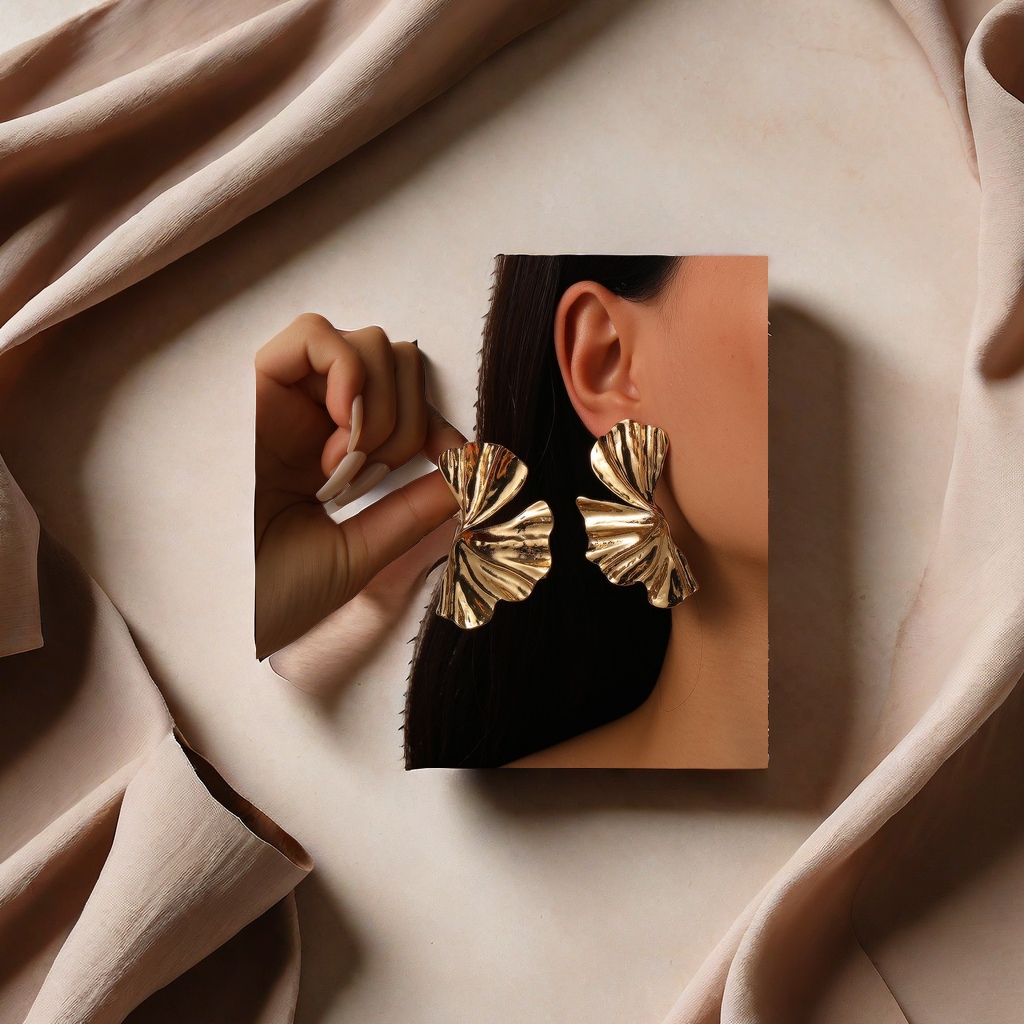 European and American cross-border punk style ginkgo leaf golden stud earrings for women, fashionable and trendy leaf pleated earrings, flaky flower decorative earrings details Picture