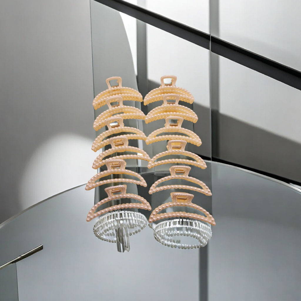 The elegant white pearl necklace is a fashionable accessory with exquisite luster and a strong sense of luxury, suitable for wearing on various occasions details Picture