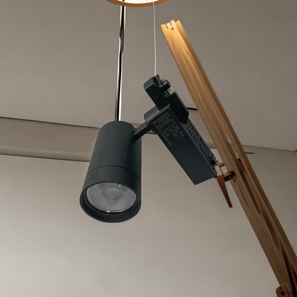 High-brightness rail metal halide lamps are specially designed for commercial lighting, featuring energy-saving, durable and bright light sources that enhance the atmosphere of the store Application Scenario