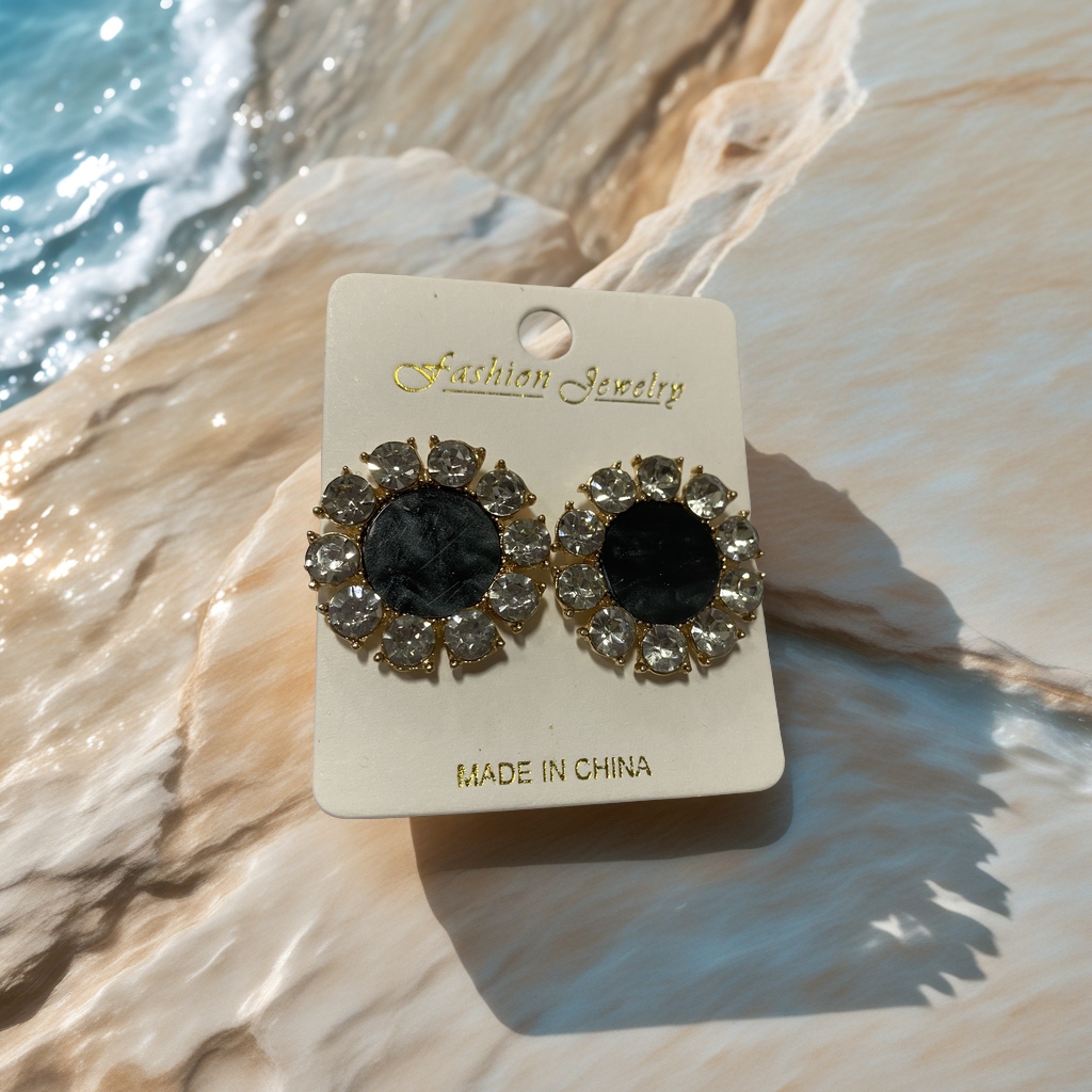 Fashionable and trendy European and American style earrings, stud earrings, unique design, women's accessories, exquisite earrings, elegant earrings details Picture