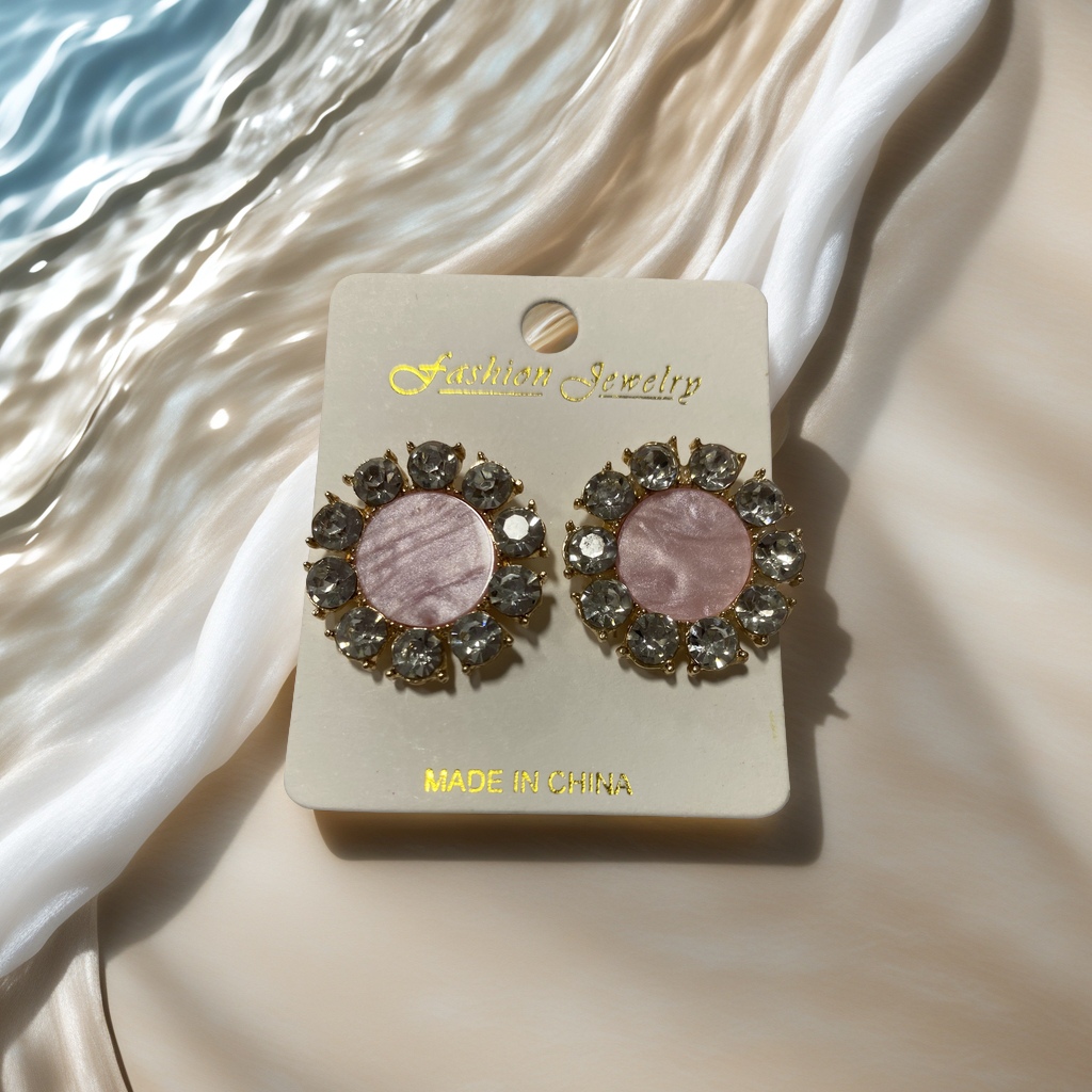 Fashionable and trendy European and American style earrings, stud earrings, unique design, women's accessories, exquisite earrings, elegant earrings