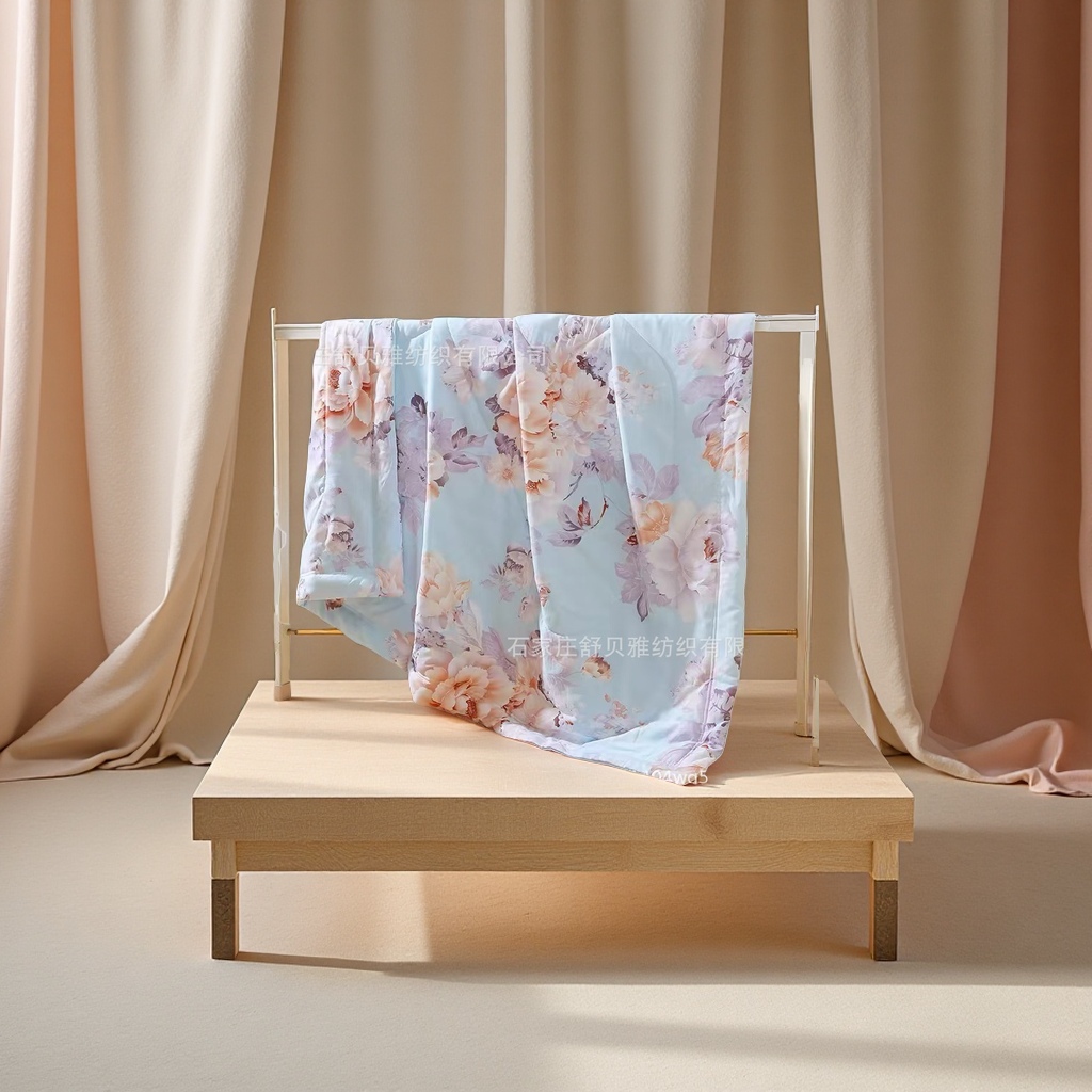 Artificial cotton fragrant and soft silk summer cool quilt, a popular air-conditioned quilt with a cool feeling, soft and smooth texture, suitable for single and double people. New summer quilt available. Other categories Application Scenario