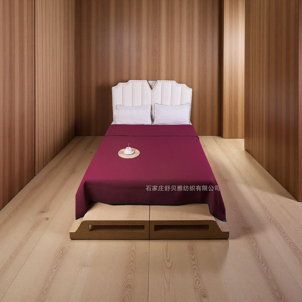 The all-season comfortable, soft and skin-friendly bed cover is thickened with cotton. It is double-layered and can be used. The tatami bed sheet does not lose cotton. The bed cover is easy to wash and clean with a rag Application Scenario