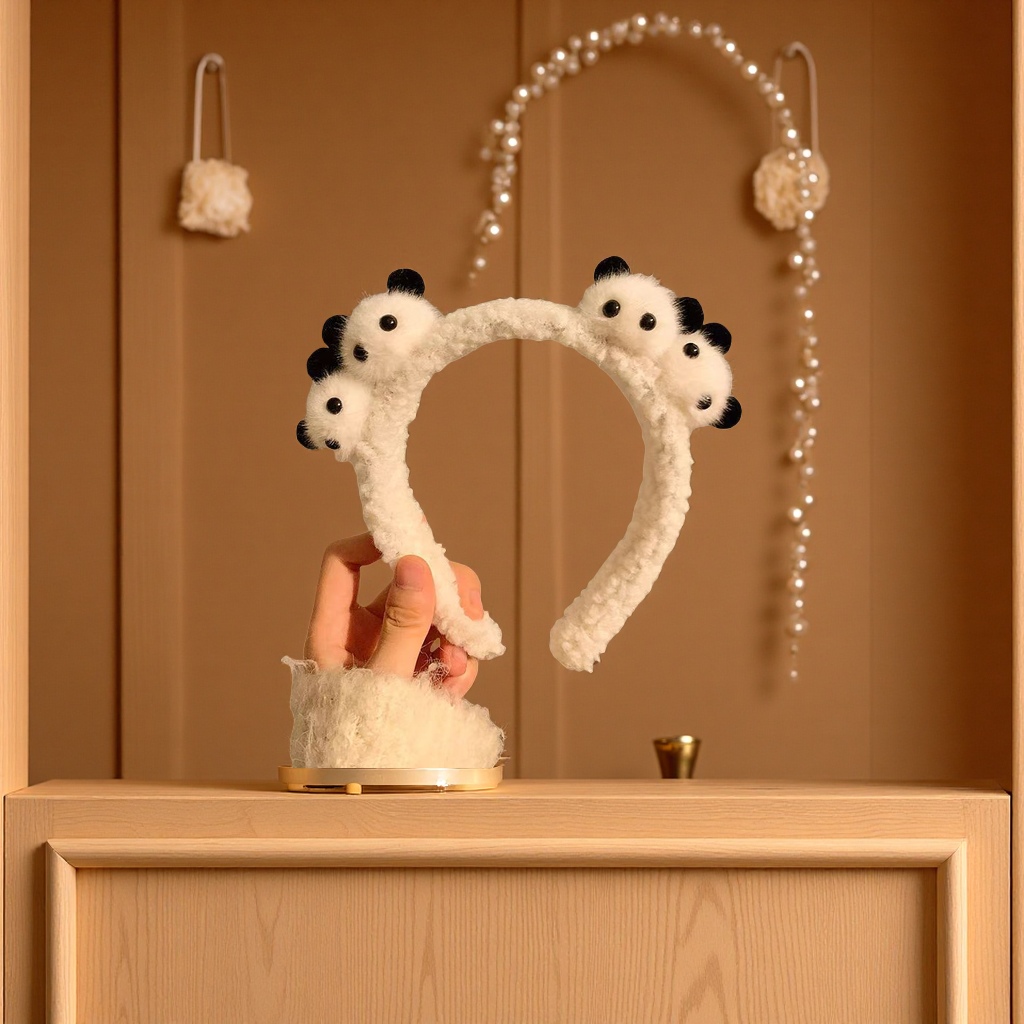 New plush panda face wash headband, cute cartoon bear hair band, fluffy autumn and winter hair clips, headwear, ceiling lamp, creative design style Application Scenario
