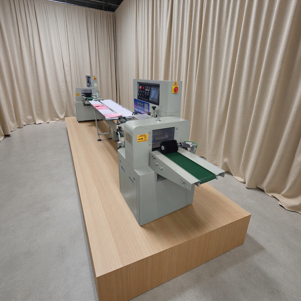 The fully automatic pillow packaging machine for food, medicine and cosmetics packaging equipment is highly efficient, fast and easy to operate