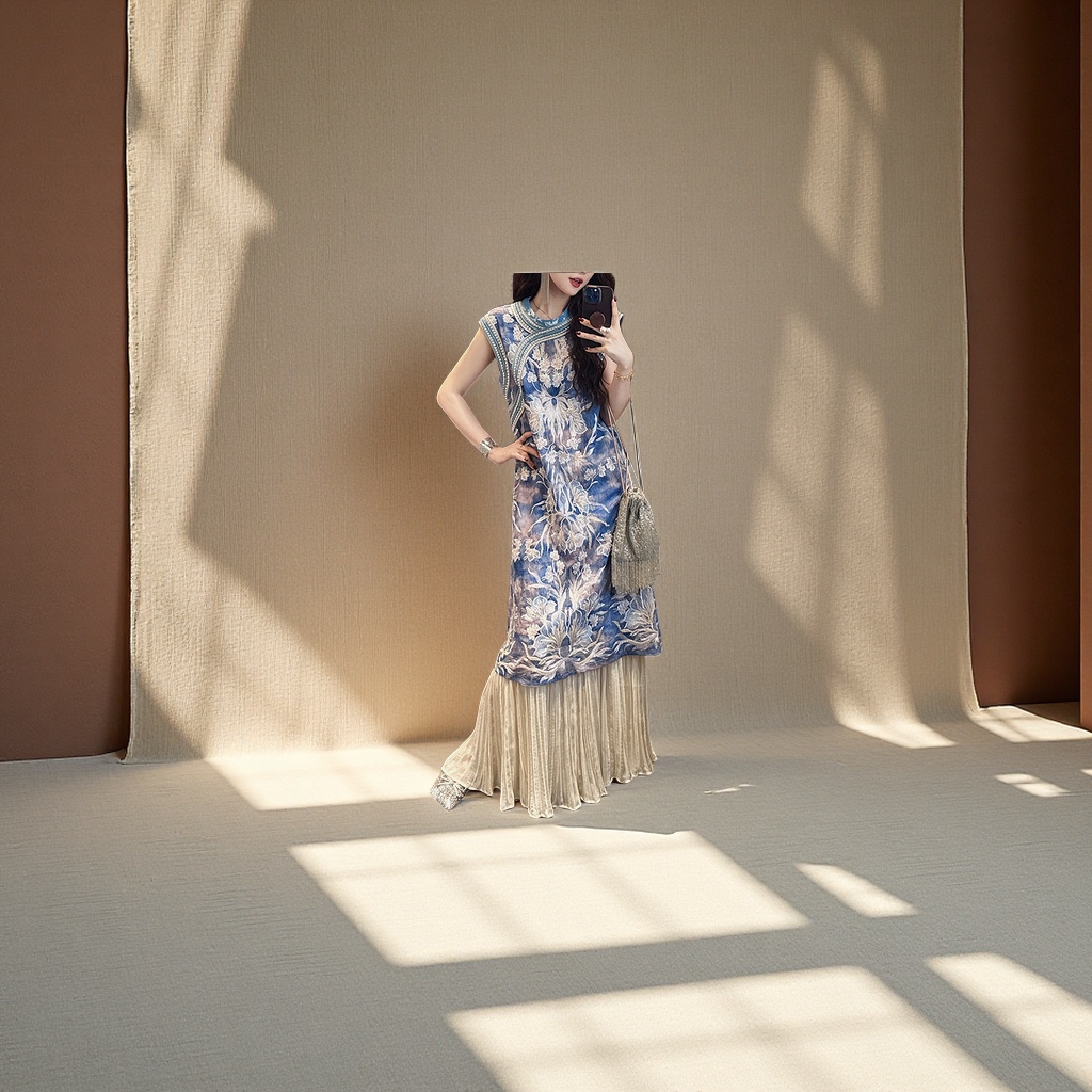 The new Chinese-style dress of 2025, with its heavy embroidery vest and cheongsam, exudes a sense of high-end elegance