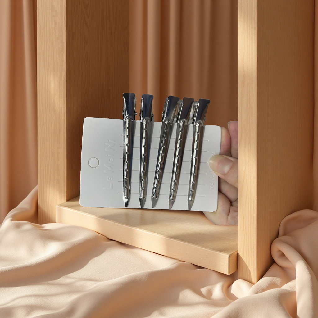 Silver canopy hair clips are 9 cm long with holes. Each clip contains 5 pieces and comes in a box of 30 portable packages. There are 42 boxes in one box. Specification image