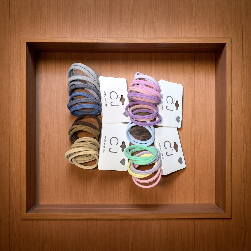 On the wooden display stand, hair ties are hung between the silk threads, and natural light gently spills in, presenting high-definition details and creating a simple yet refined fashion atmosphere. details Picture