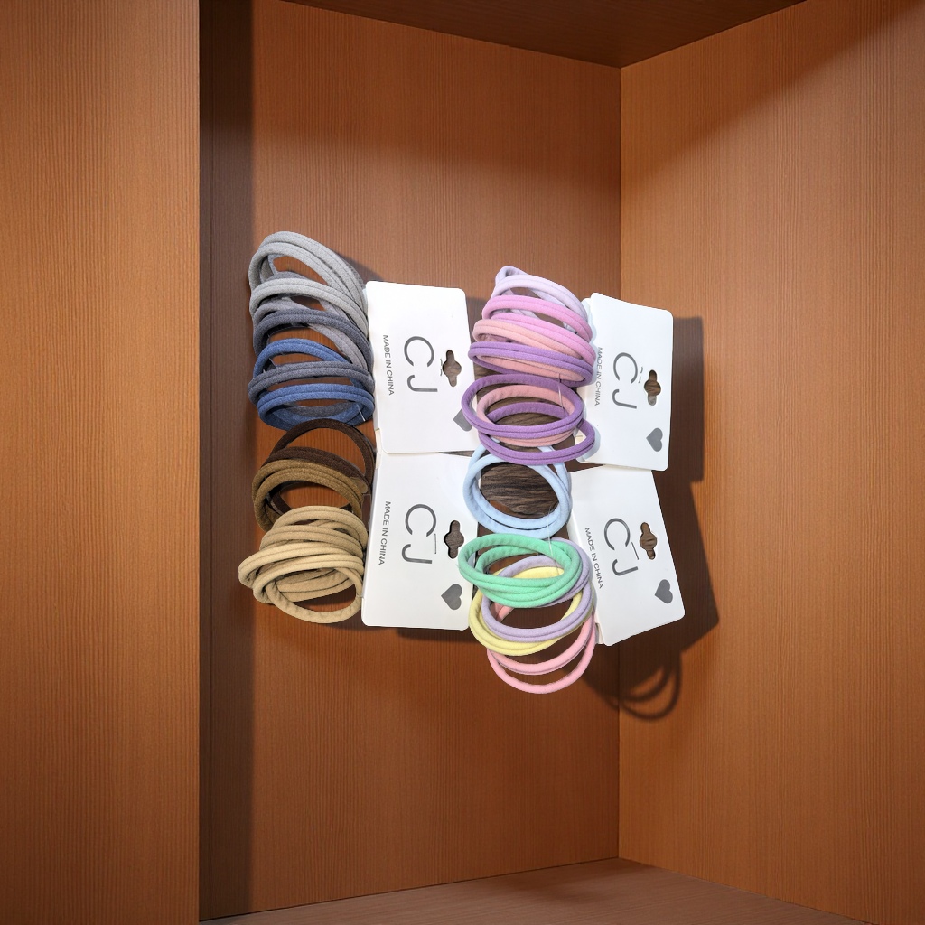 On the wooden display stand, hair ties are hung between the silk threads, and natural light gently spills in, presenting high-definition details and creating a simple yet refined fashion atmosphere. Application Scenario