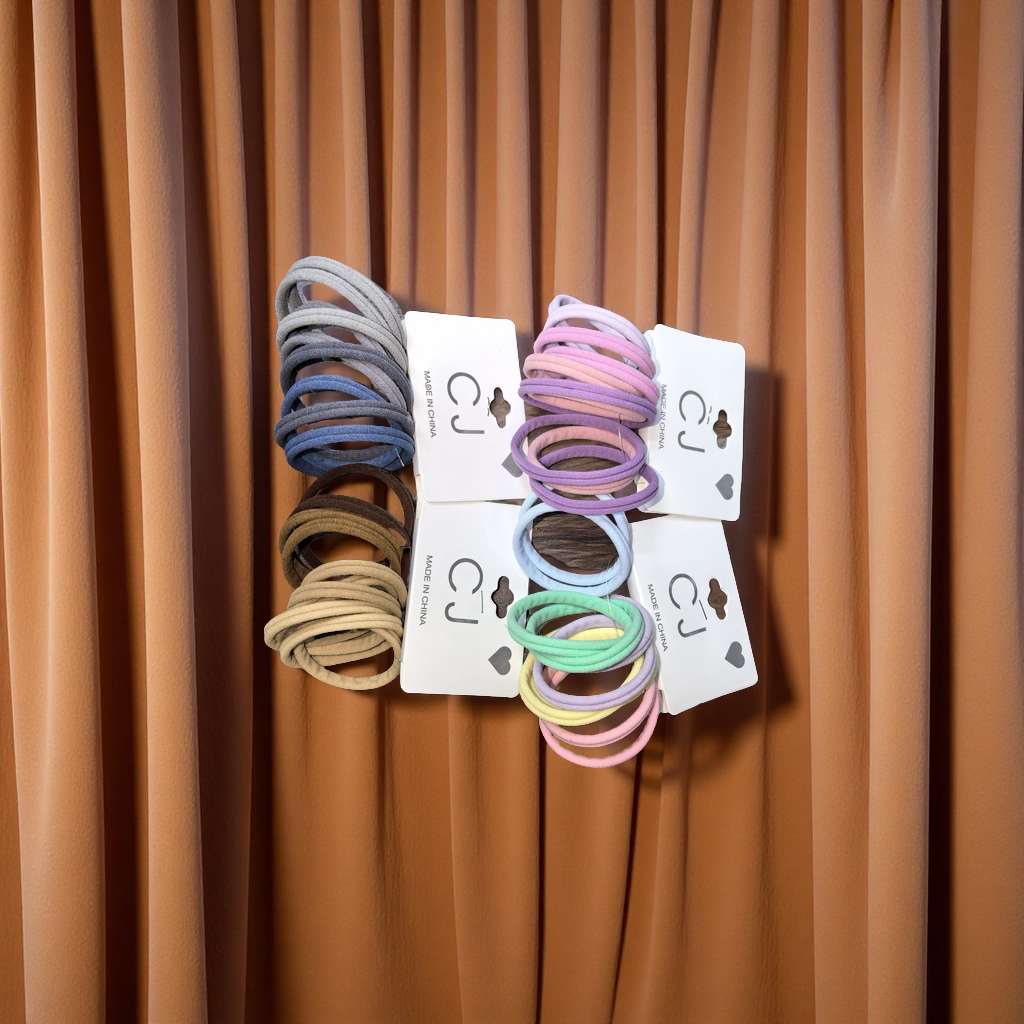 On the wooden display stand, hair ties are hung between the silk threads, and natural light gently spills in, presenting high-definition details and creating a simple yet refined fashion atmosphere. Specification image