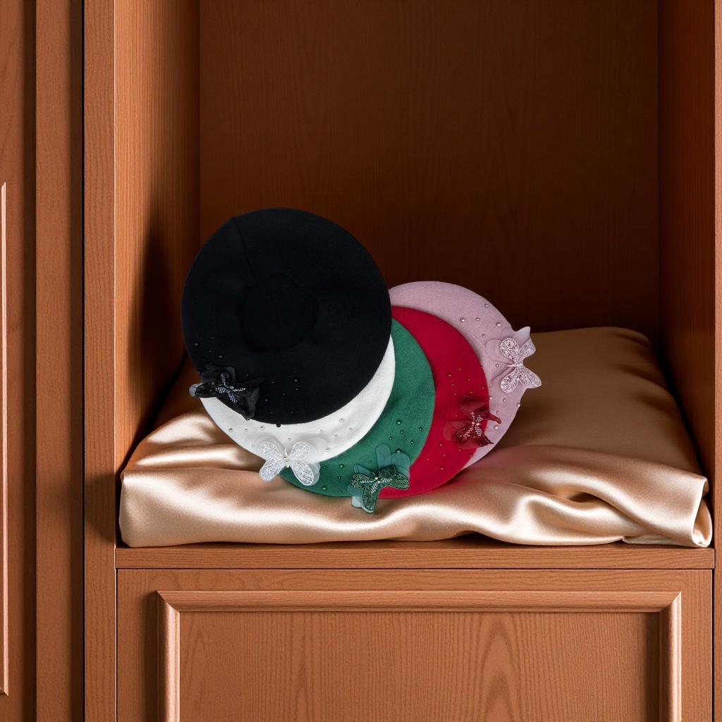 The new handcrafted flower cashmere bride-core yarn knitted cap, double-layer beret cap, rhinestone decorated flower cap, warm, breathable, moderate elasticity, classic French style, fashionable and popular in foreign trade details Picture