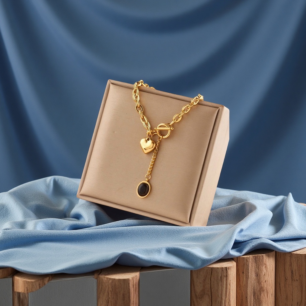 This fashionable and simple metal chain necklace is a versatile and trendy accessory for women, as well as a gift for jewelry details Picture