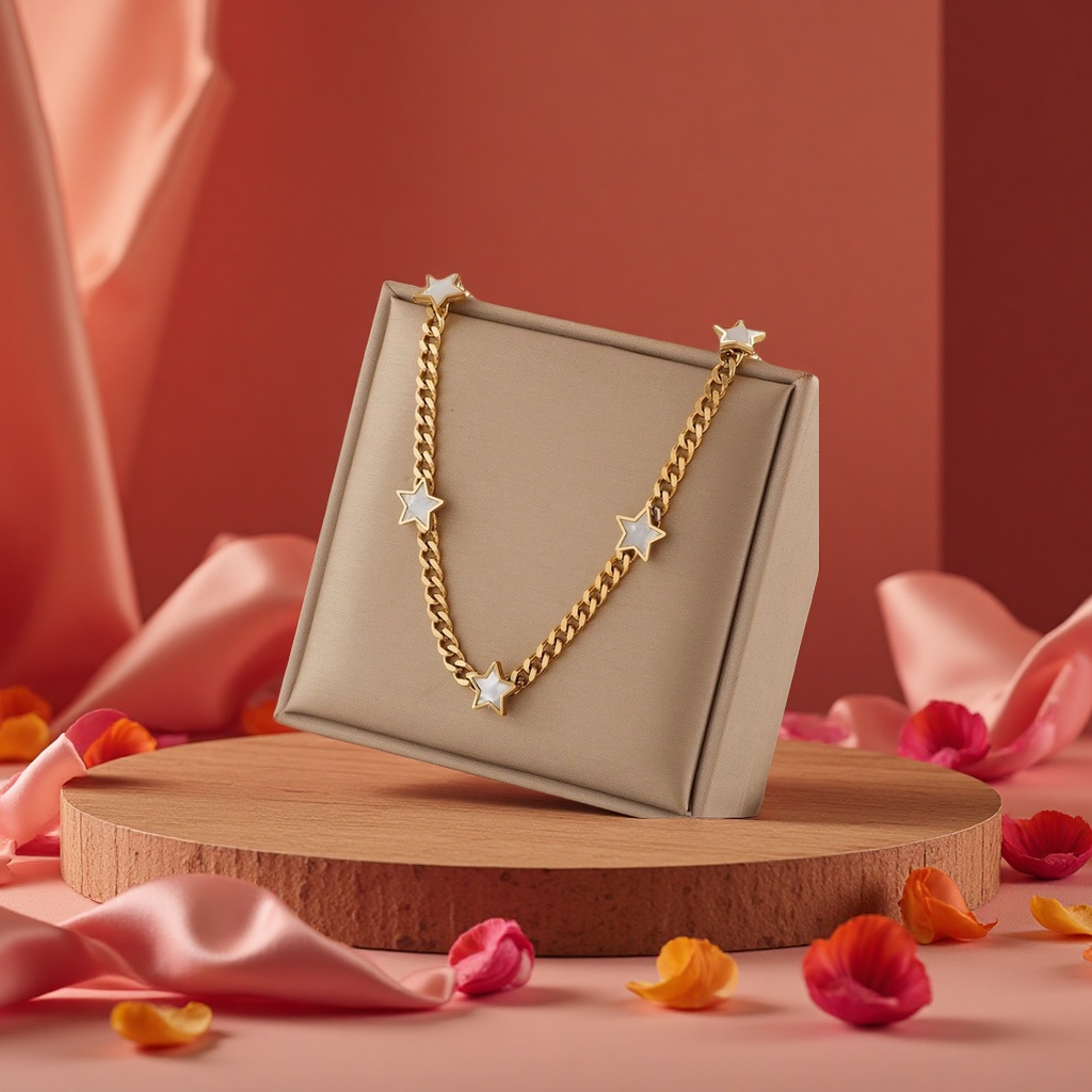 The five-pointed star necklace is a fashionable and simple metal chain. It is a versatile and personalized accessory for female students. It is a long and trendy pendant necklace details Picture