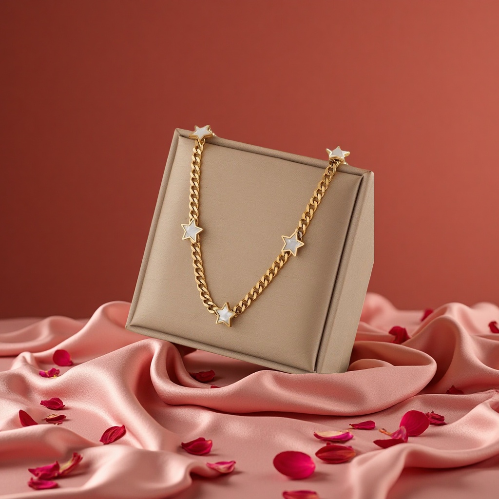 The five-pointed star necklace is a fashionable and simple metal chain. It is a versatile and personalized accessory for female students. It is a long and trendy pendant necklace Application Scenario