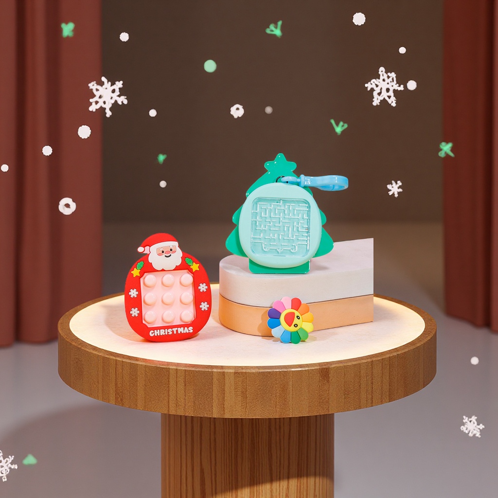 Christmas series maze game machine, Santa Claus keychain bag pendant, educational and stress-relieving toys, cross-border wholesale, stress-relieving toys Application Scenario
