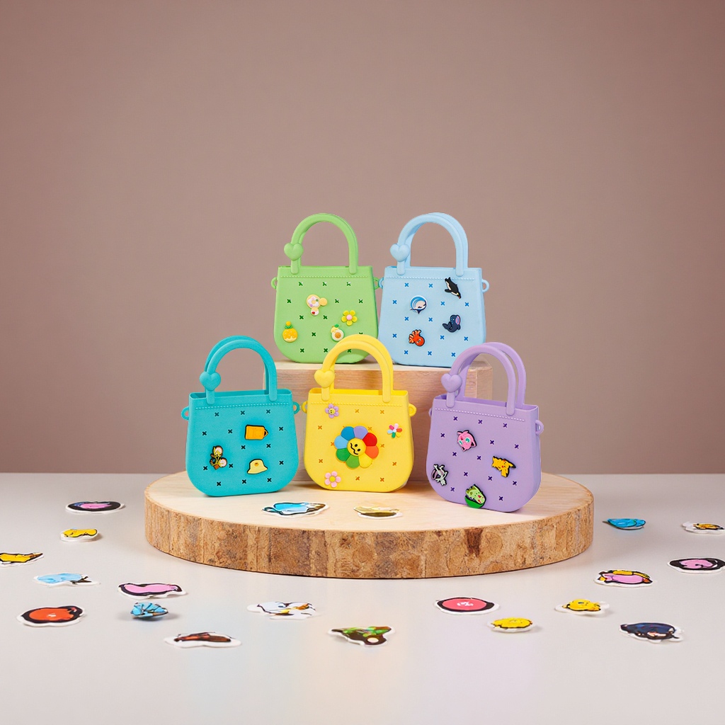 The new "Hole Hole Children's Bag" silicone handbag is cartoonish, cute and versatile. It features a solid color and fashionable oil spray decoration