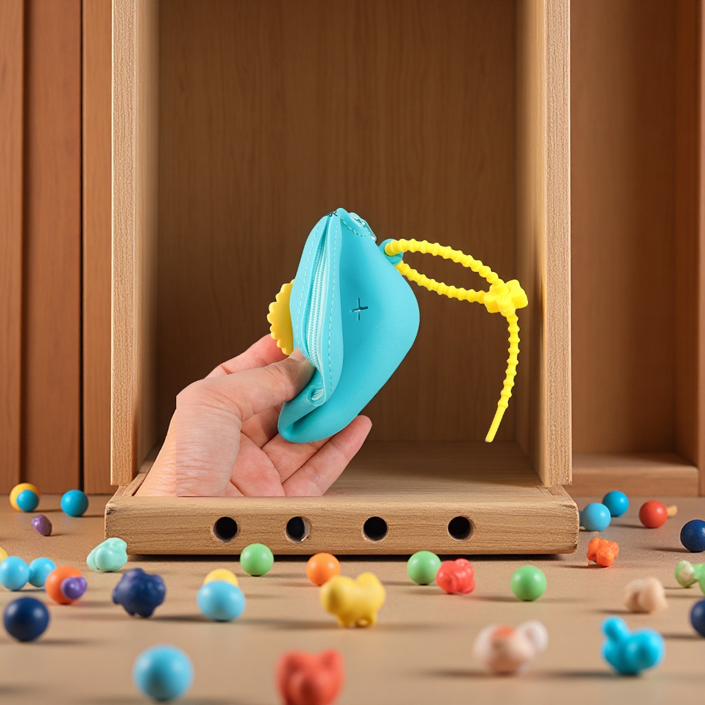 Silicone mini children's hole coin purse, cute small square bag, headphones, data cable storage case, wholesale coin case Application Scenario