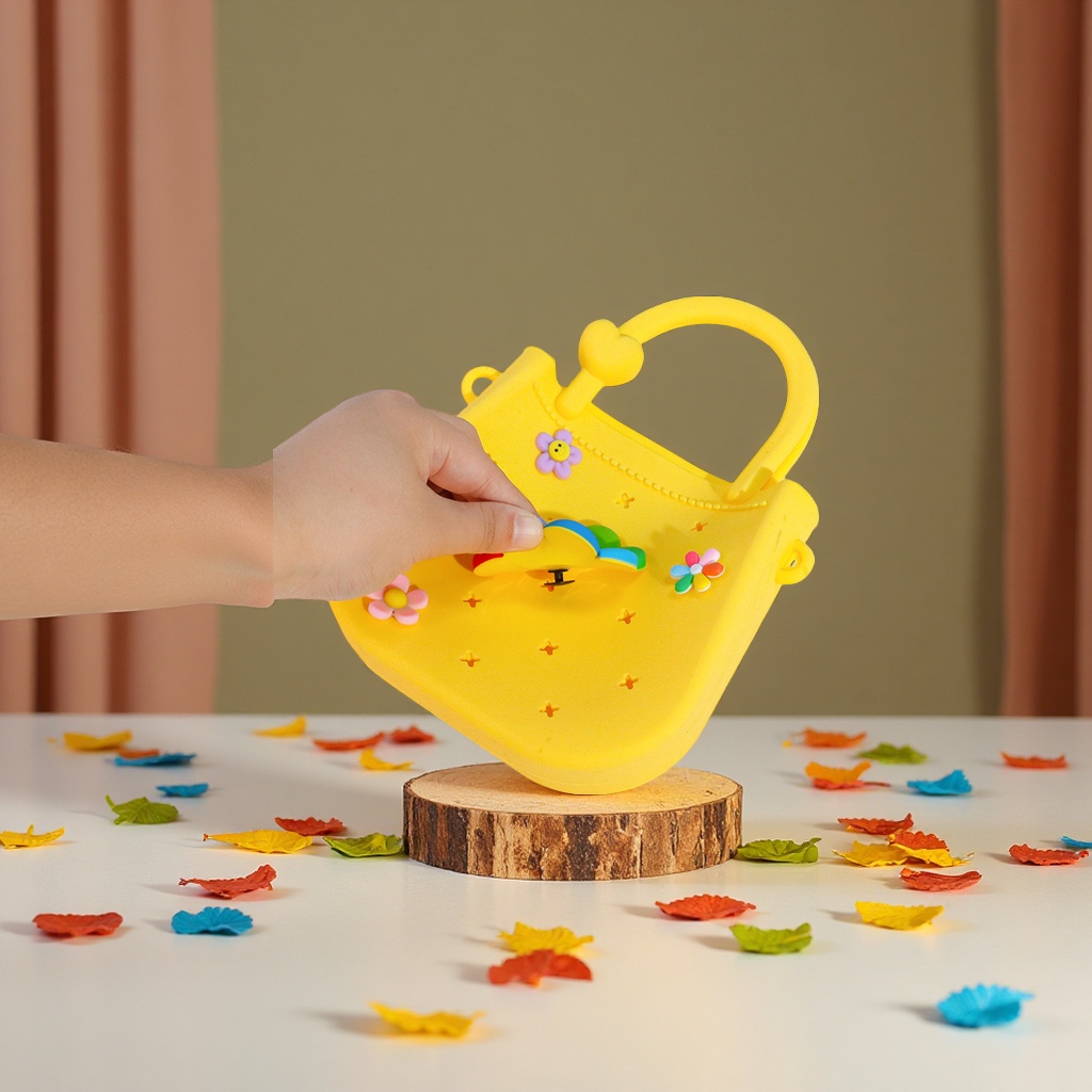 The new "Hole Hole Children's Bag" silicone handbag is cartoonish, cute and versatile. It features a solid color and fashionable oil spray decoration details Picture