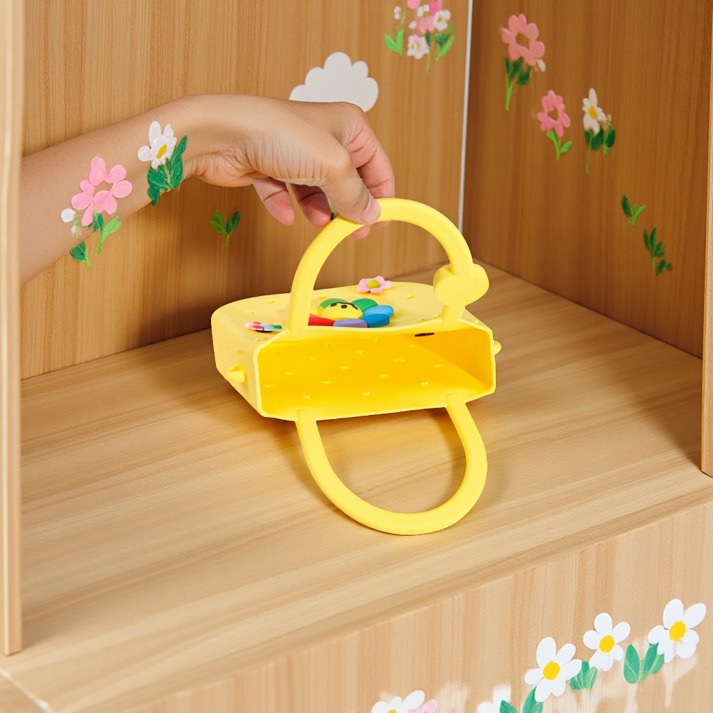The new "Hole Hole Children's Bag" silicone handbag is cartoonish, cute and versatile. It features a solid color and fashionable oil spray decoration Application Scenario